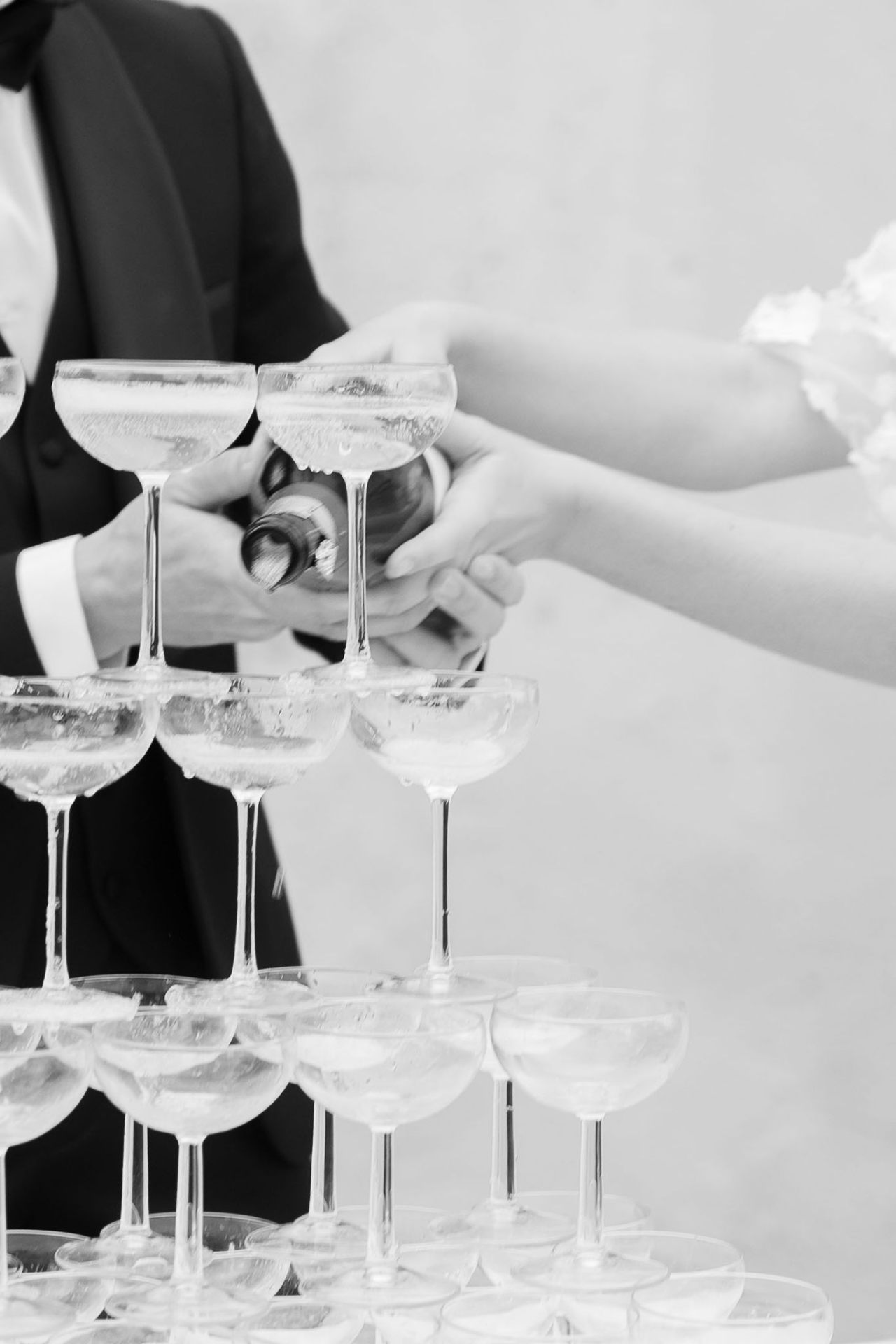 Torre de copas de champagne en boda editorial
